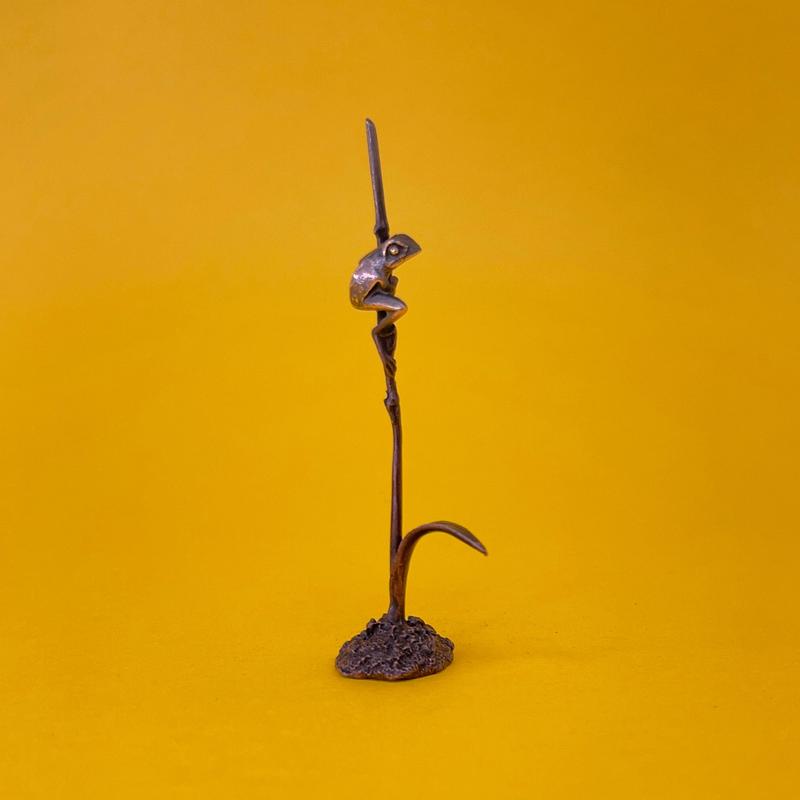 Tree frog miniature bronze sculpture